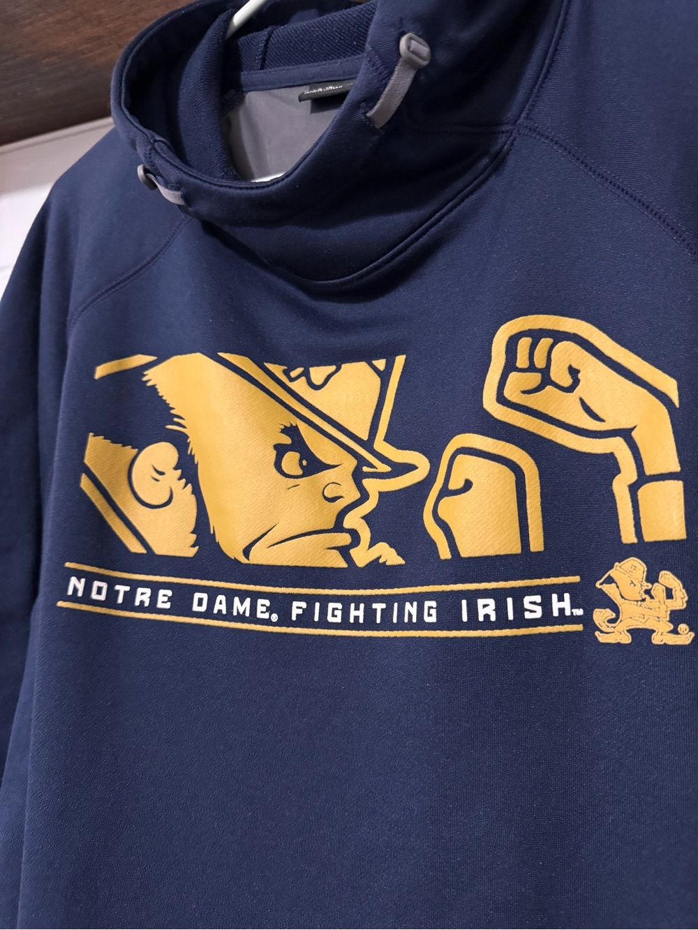 UNDER ARMOUR LARGE NOTRE DAME FOOTBALL HOODIE GUC